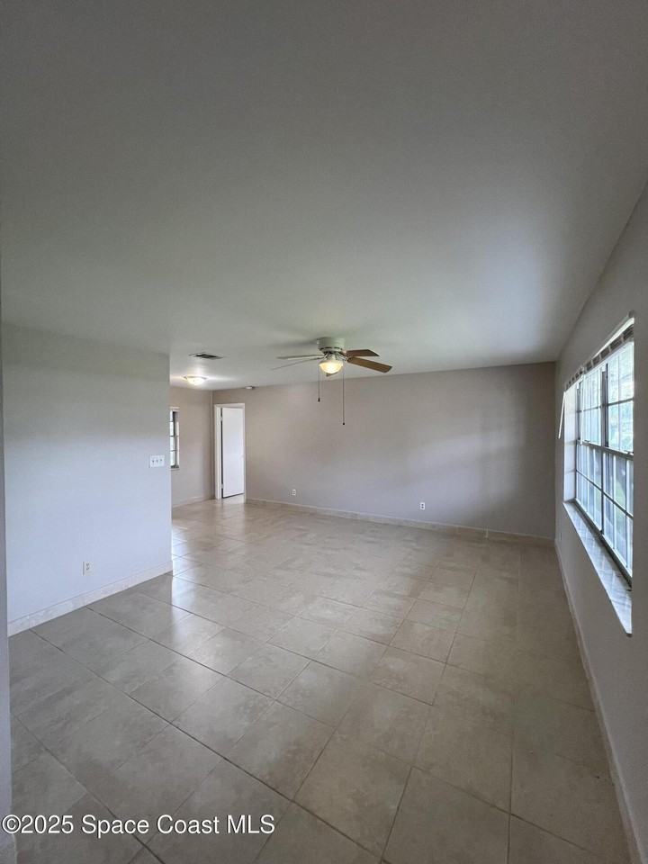 880 Brunswick Ln - Photo 2 of 26