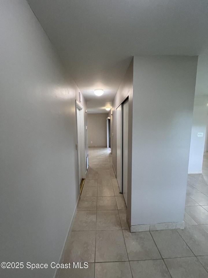 880 Brunswick Ln - Photo 3 of 26