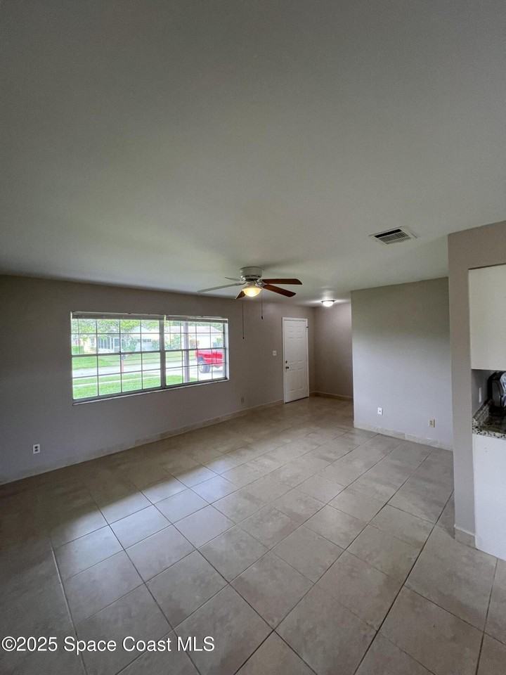 880 Brunswick Ln - Photo 4 of 26