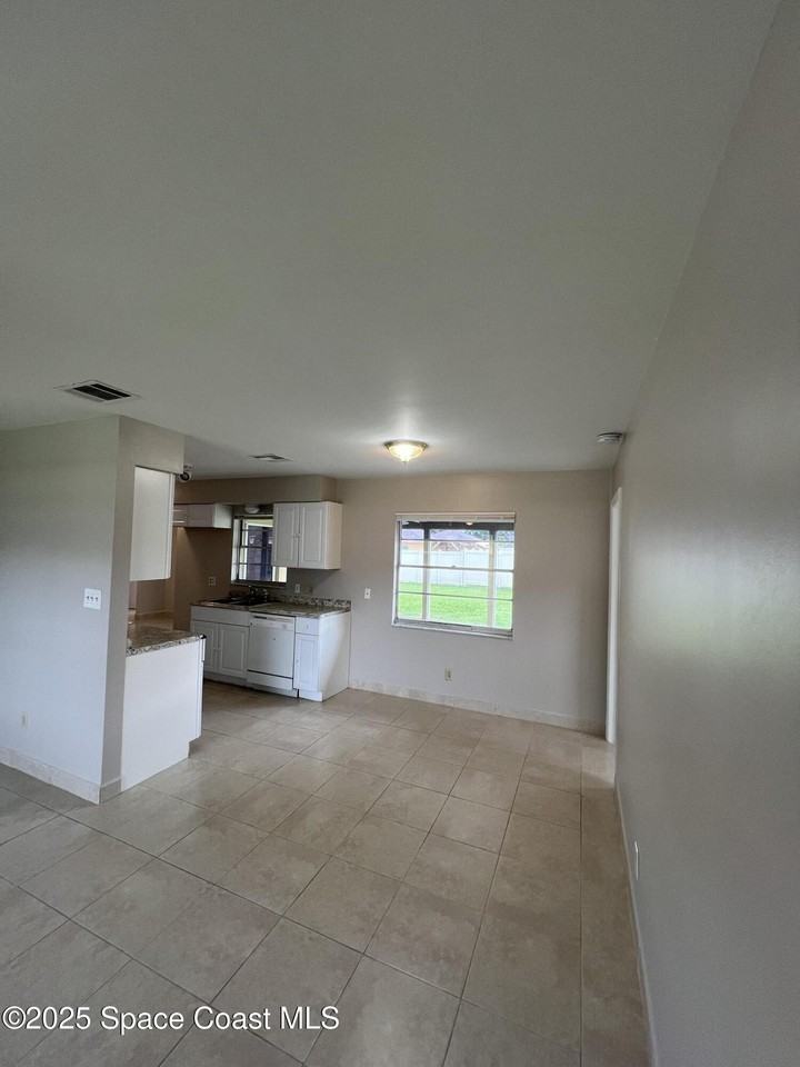 880 Brunswick Ln - Photo 5 of 26