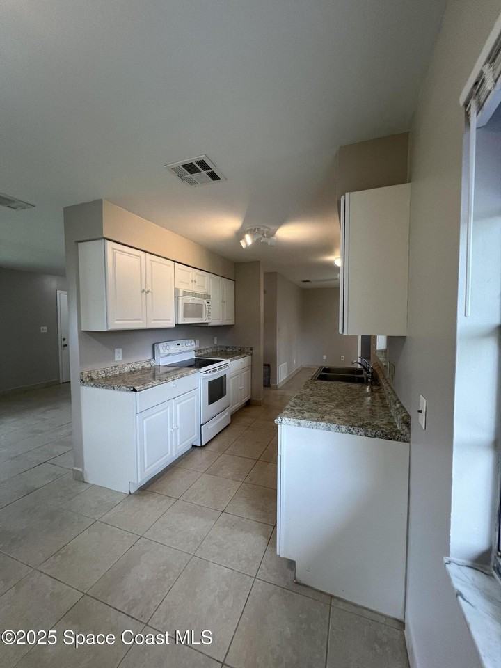 880 Brunswick Ln - Photo 6 of 26