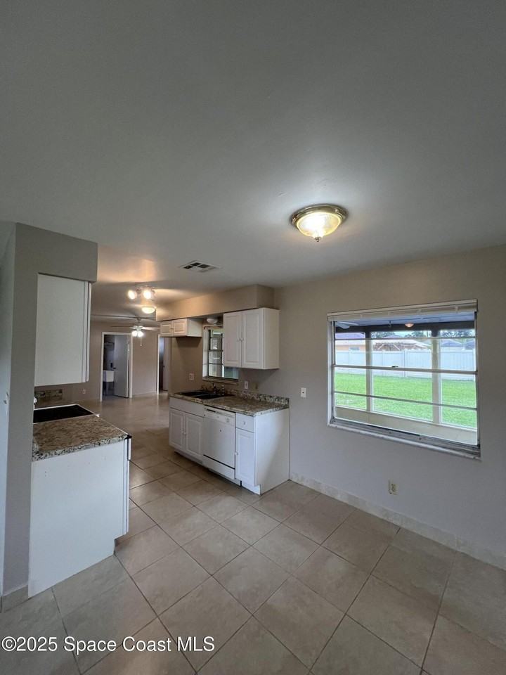 880 Brunswick Ln - Photo 7 of 26
