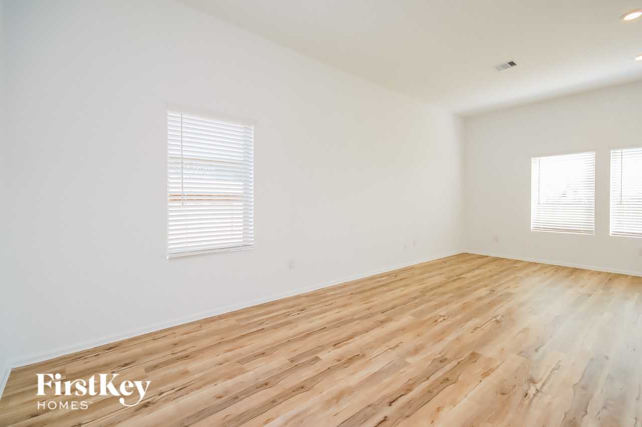 433 Maple Bend Ln - Photo 3 of 15