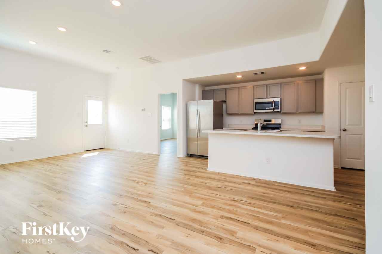 433 Maple Bend Ln - Photo 4 of 15