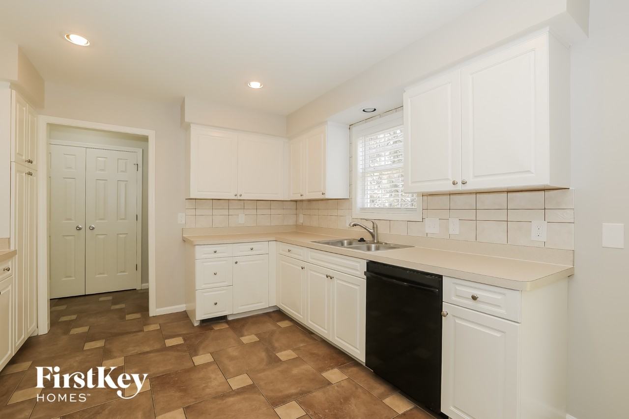 919 Kendall Park Dr - Photo 5 of 15