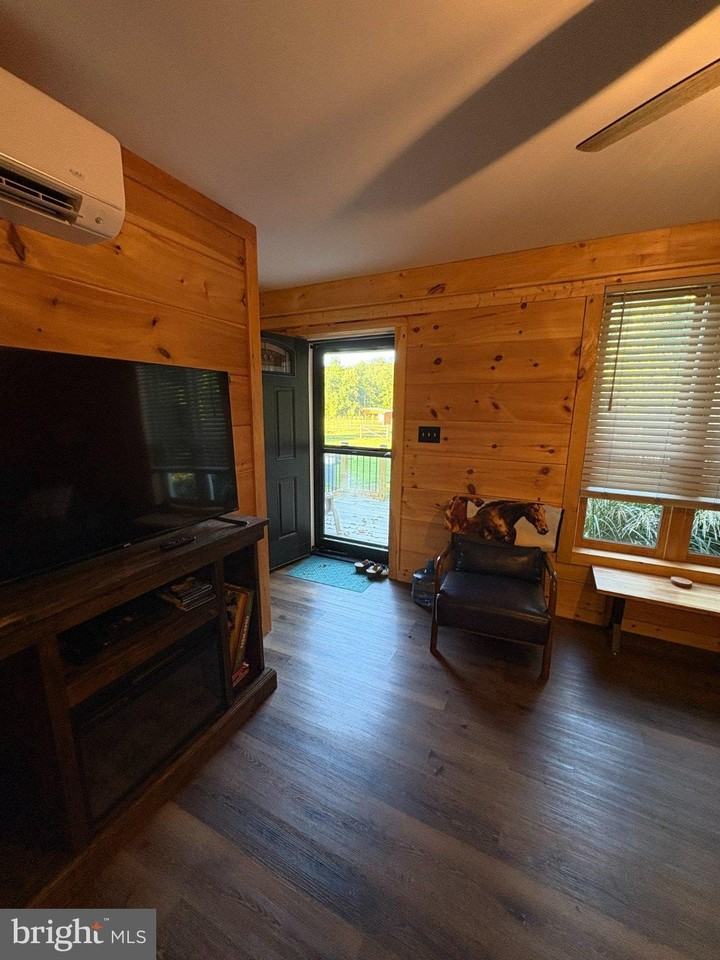 73 Greenmount Rd - Photo 3 of 14