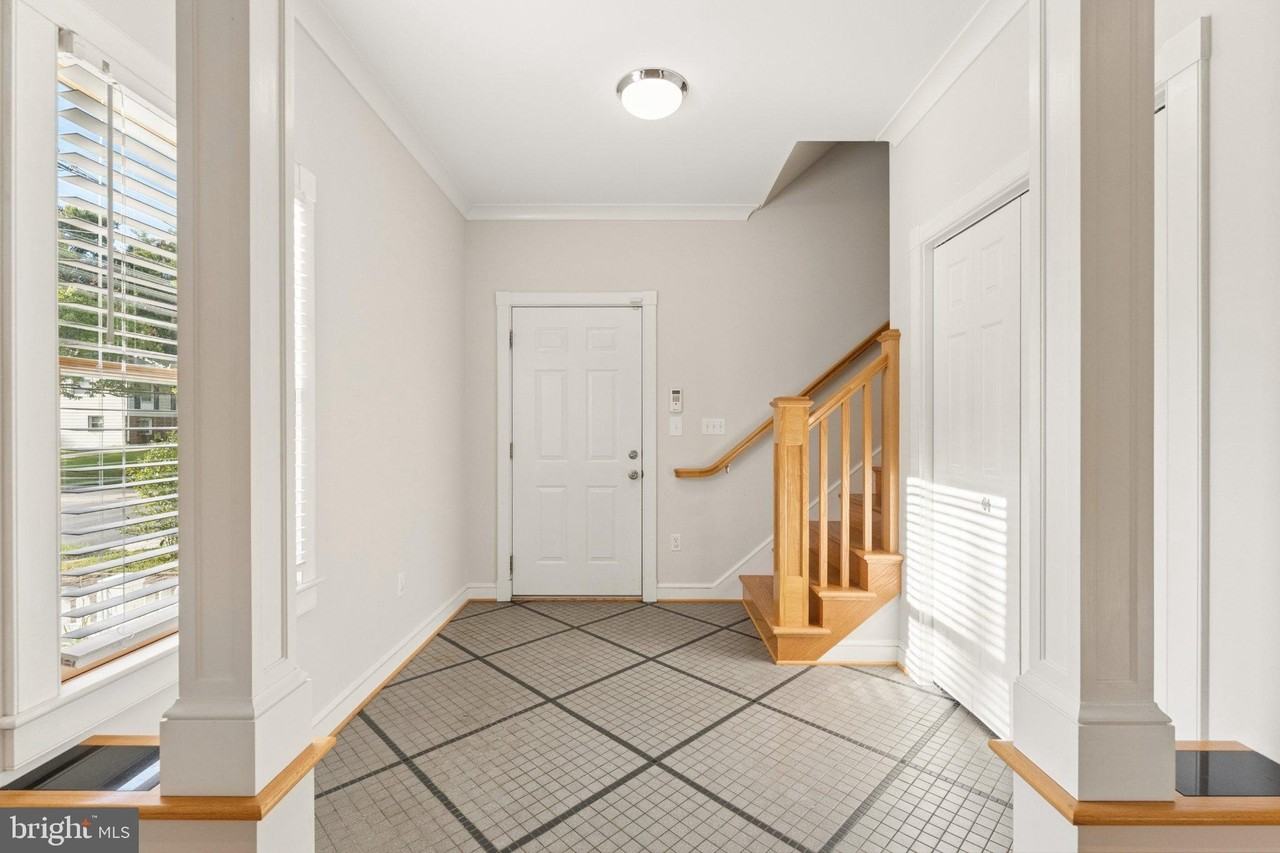 101 Charles St - Photo 5 of 47