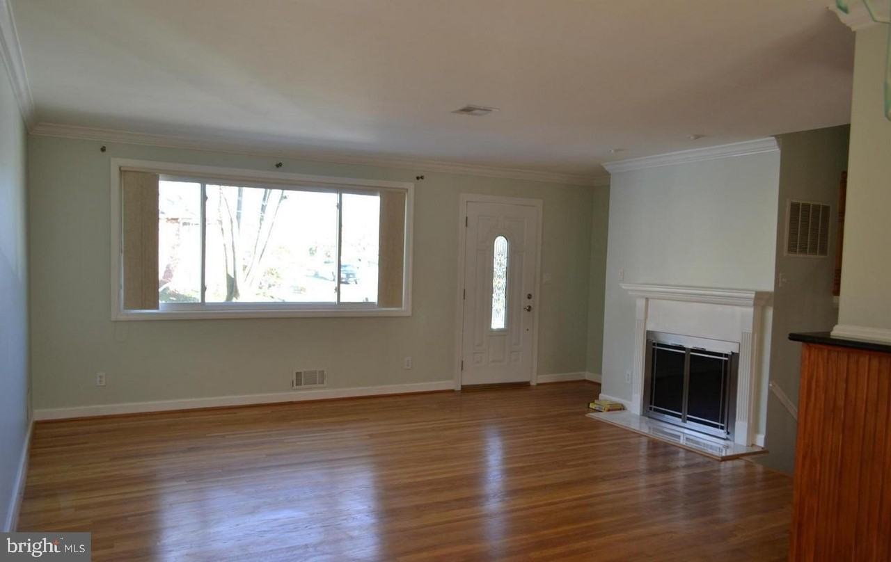 10406 Conover Dr - Photo 3 of 9