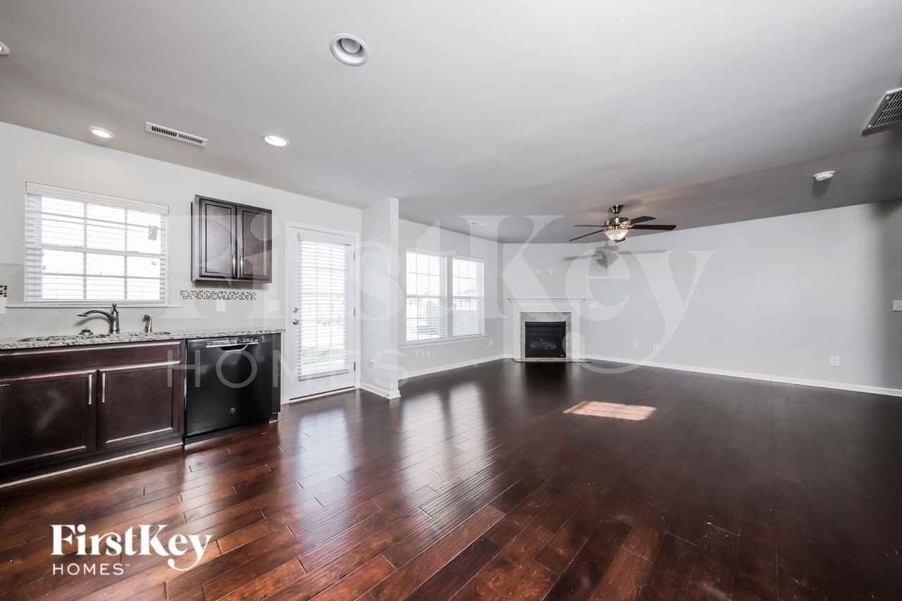 5721 Midstream Cir - Photo 4 of 15