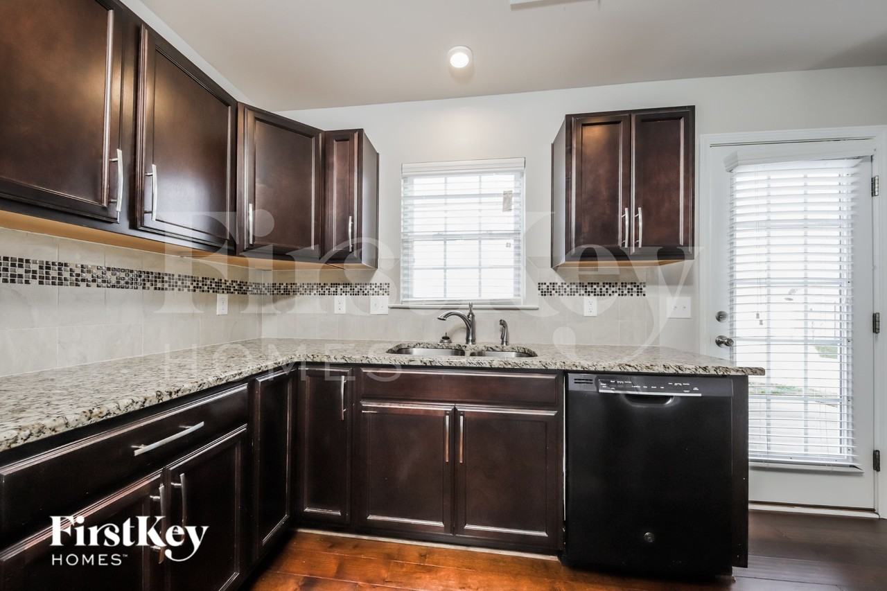 5721 Midstream Cir - Photo 6 of 15
