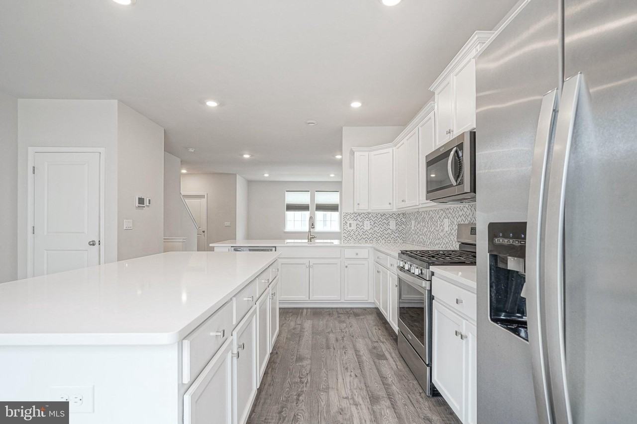 4 Venice Ln - Photo 3 of 34