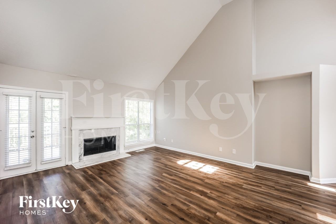 7956 Clearview Cir - Photo 2 of 16