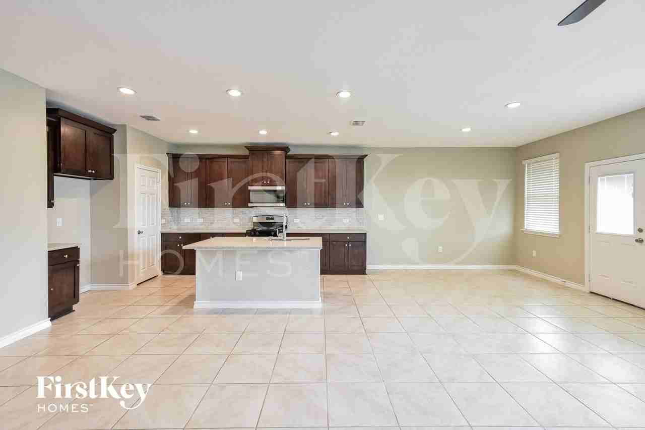 10339 Rosalina Loop - Photo 5 of 15