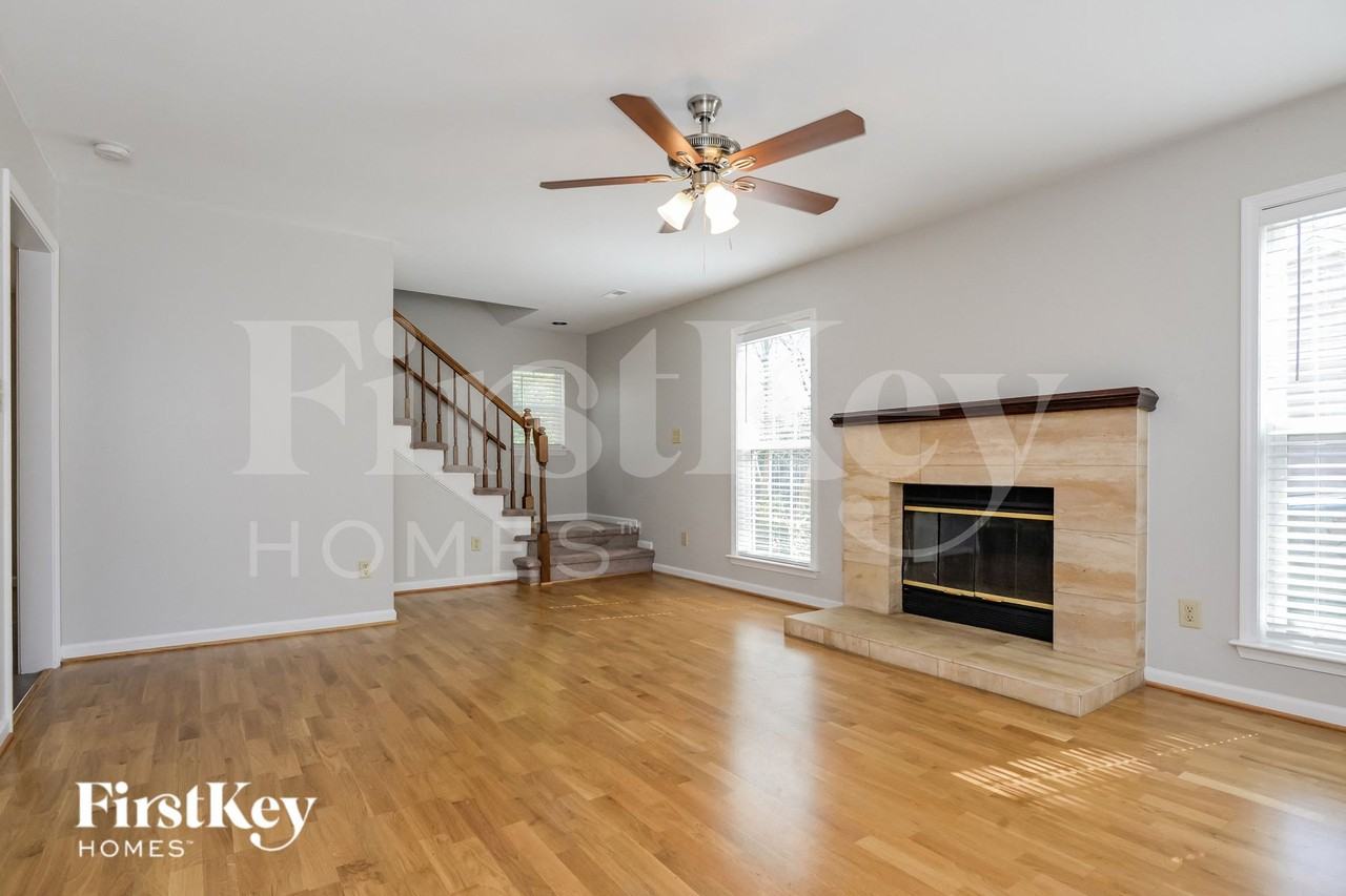 8947 Chesham Dr - Photo 3 of 15