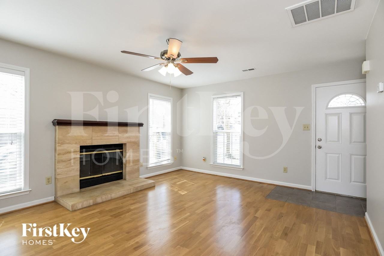 8947 Chesham Dr - Photo 4 of 15