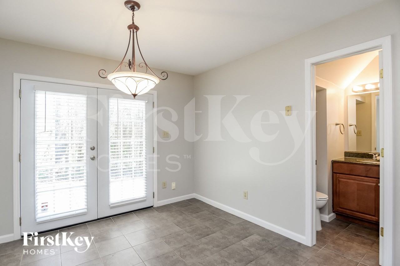 8947 Chesham Dr - Photo 5 of 15