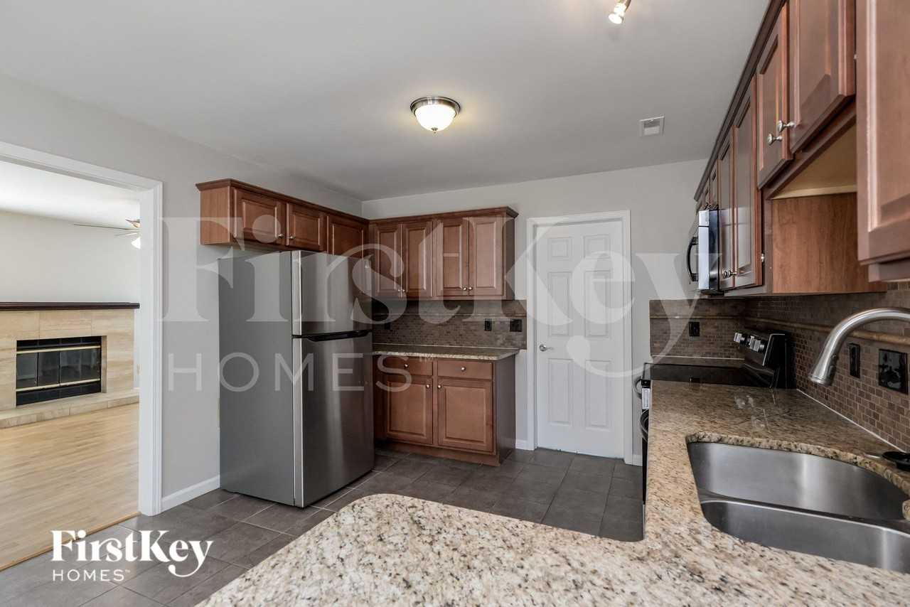 8947 Chesham Dr - Photo 6 of 15