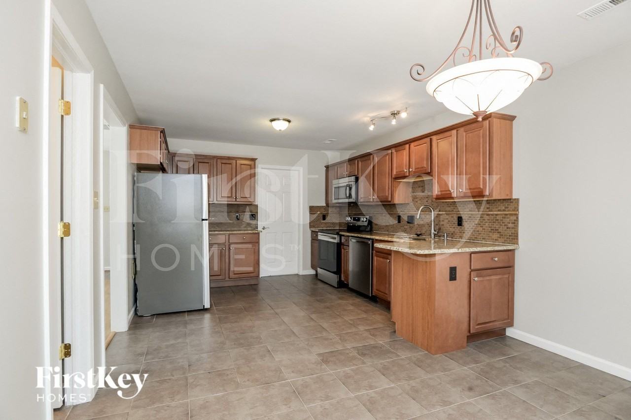 8947 Chesham Dr - Photo 7 of 15