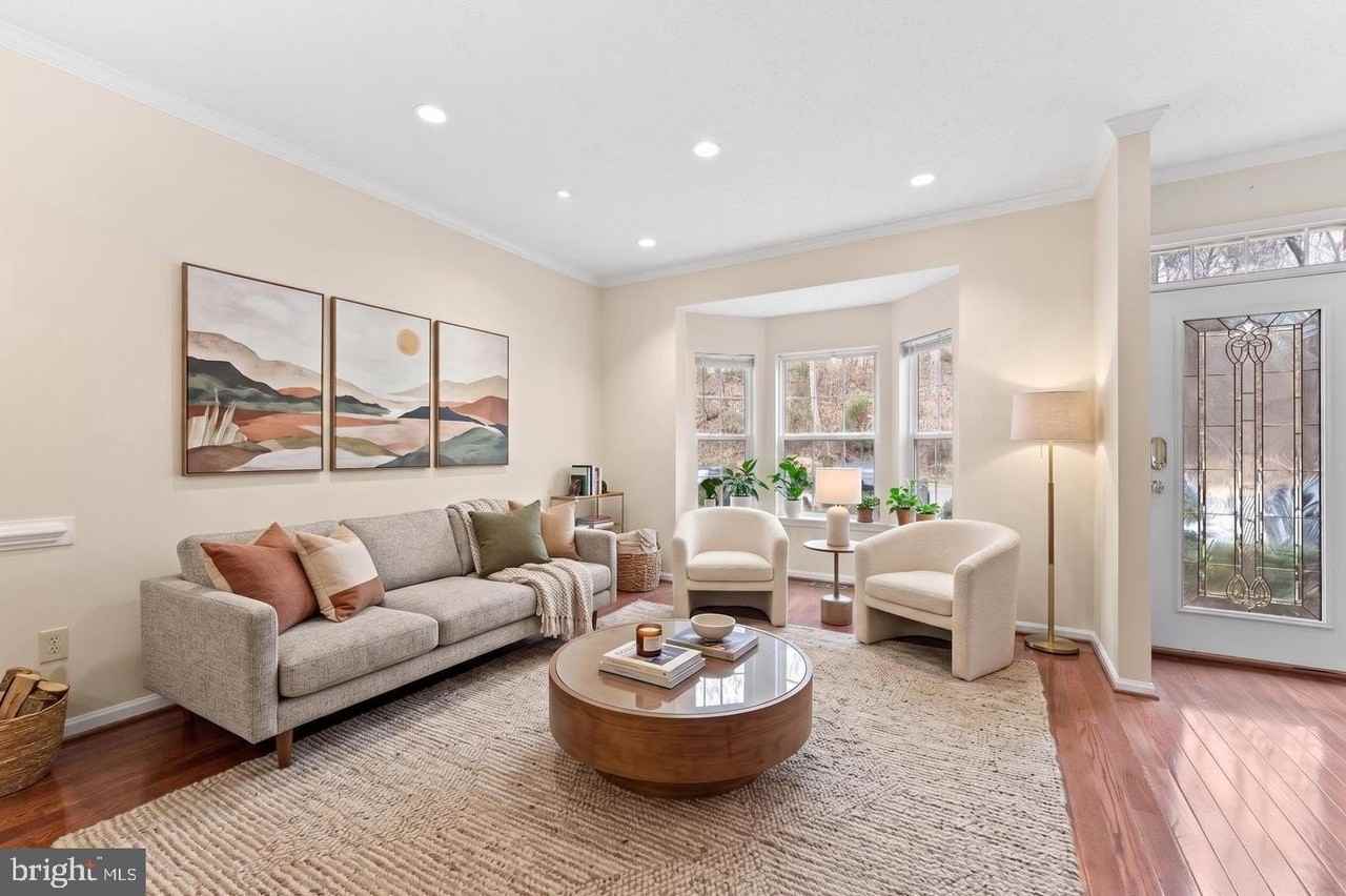 407 Lakeview Ct - Photo 3 of 49