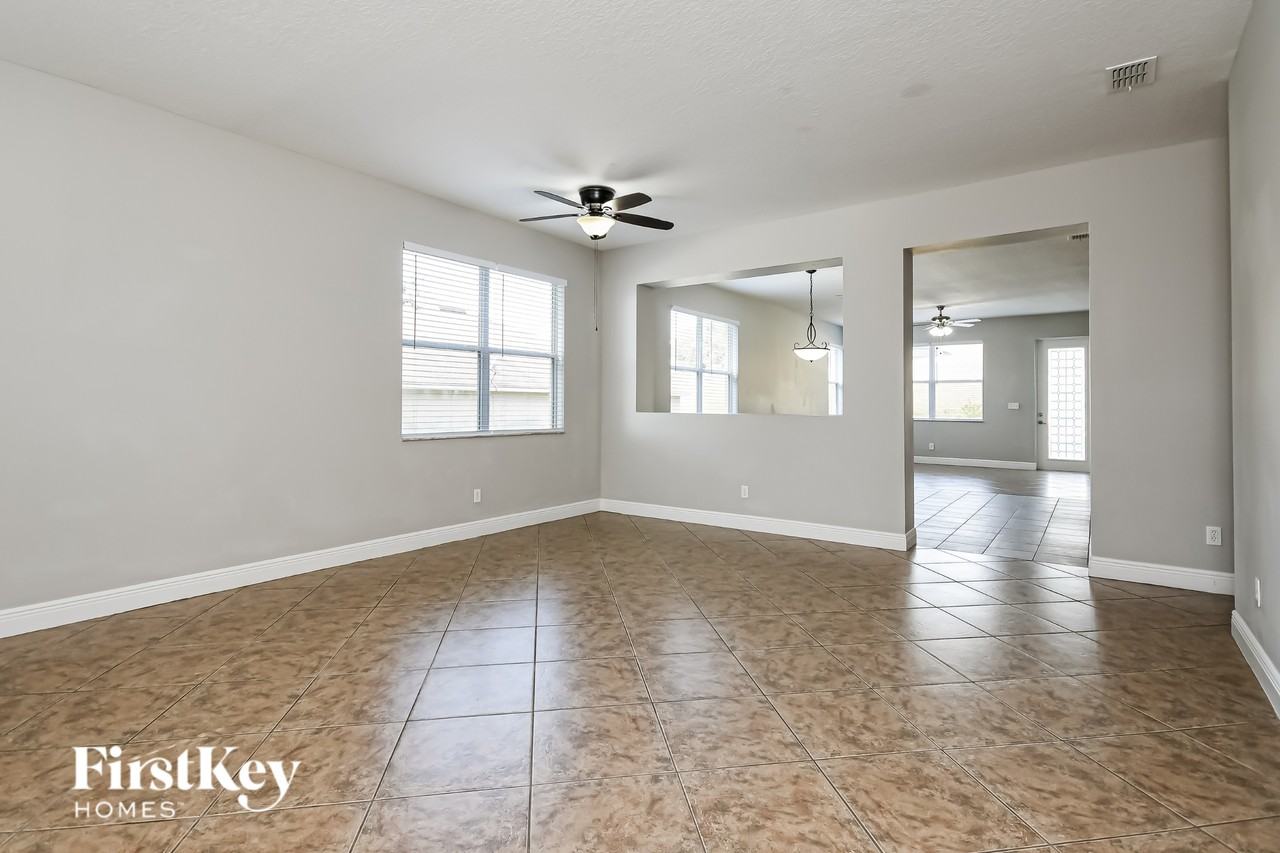813 N Jacks Lake Rd - Photo 3 of 16