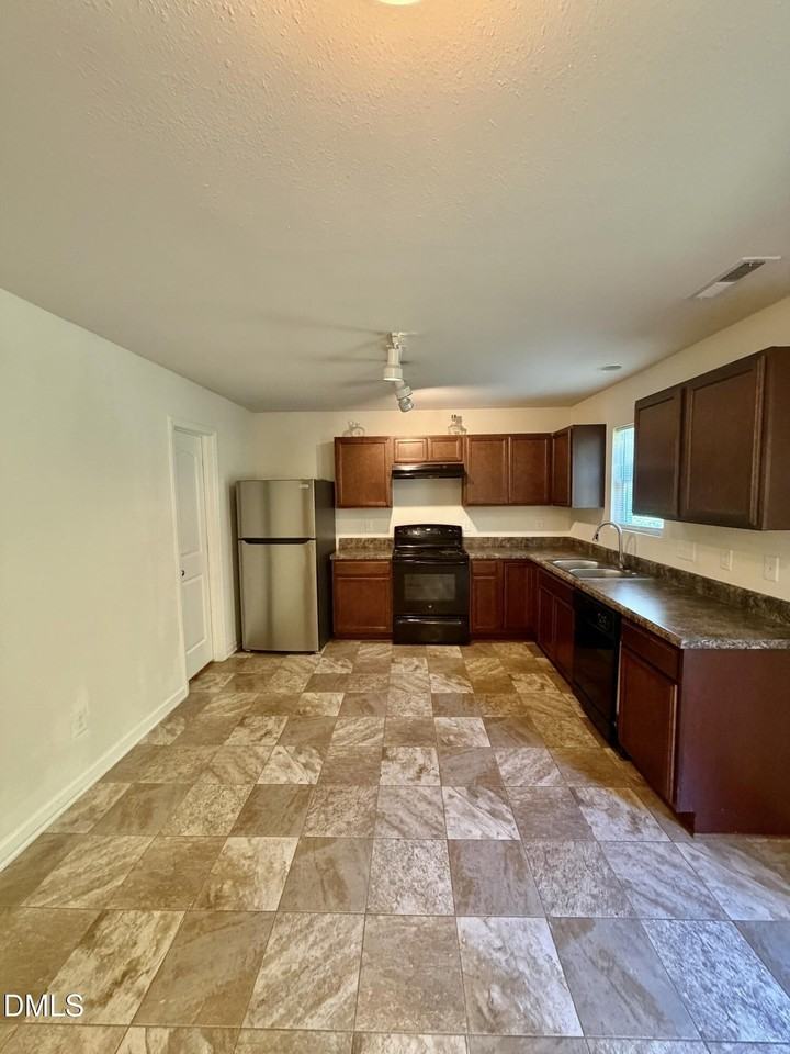 1204 Sweetgrass St - Photo 3 of 28