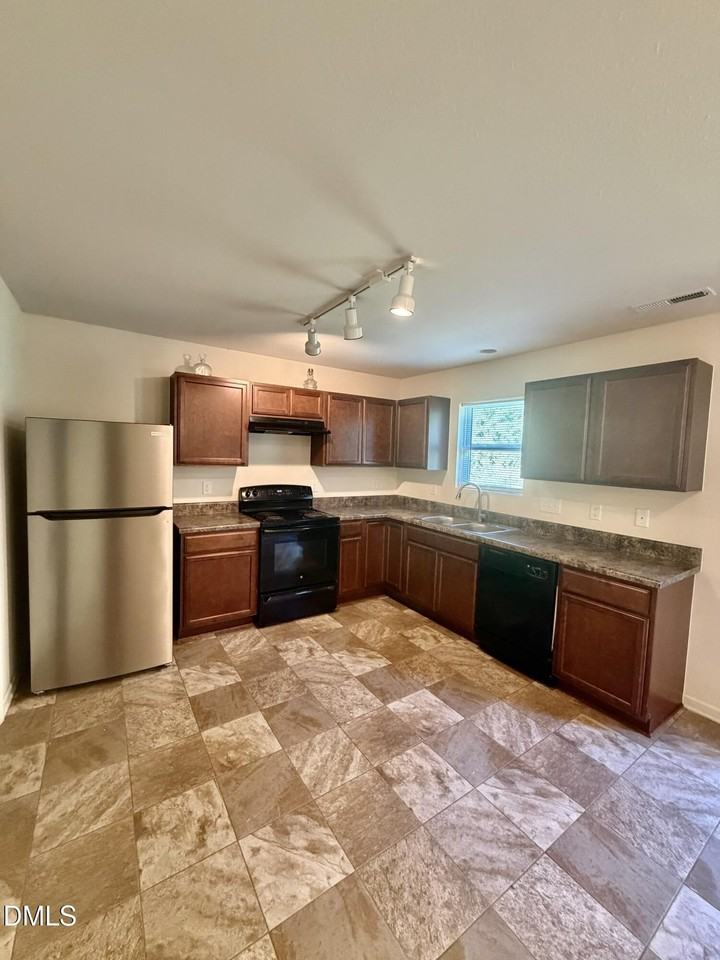 1204 Sweetgrass St - Photo 4 of 28