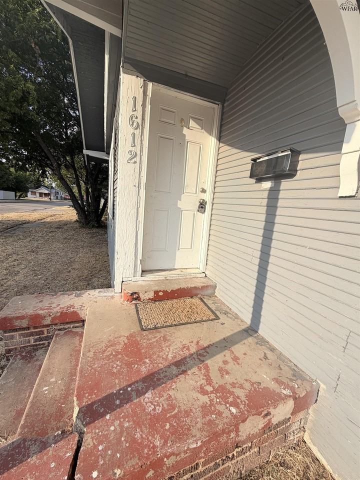 1612 Collins Ave #B - Photo 2 of 9