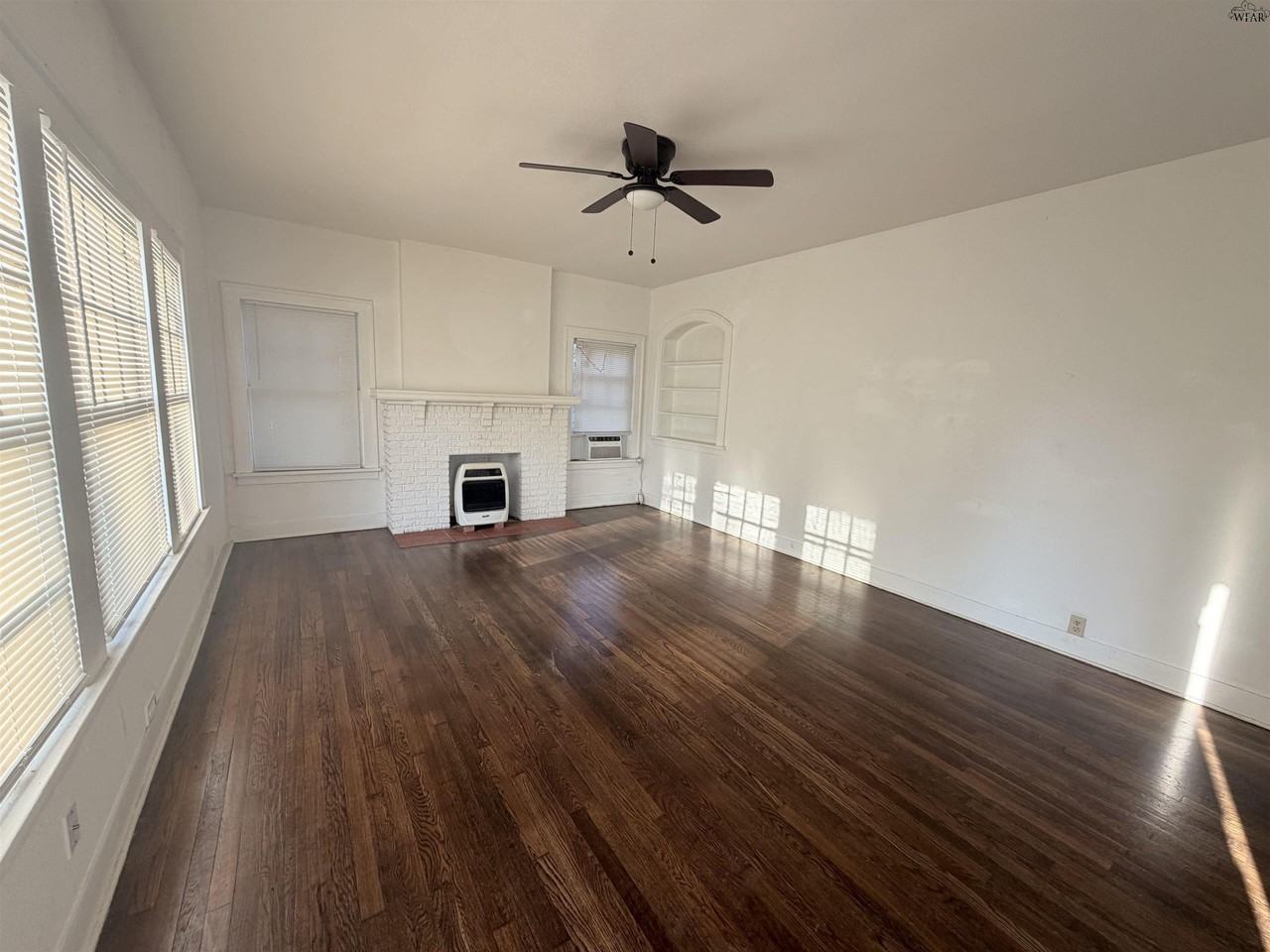 1612 Collins Ave #B - Photo 3 of 9