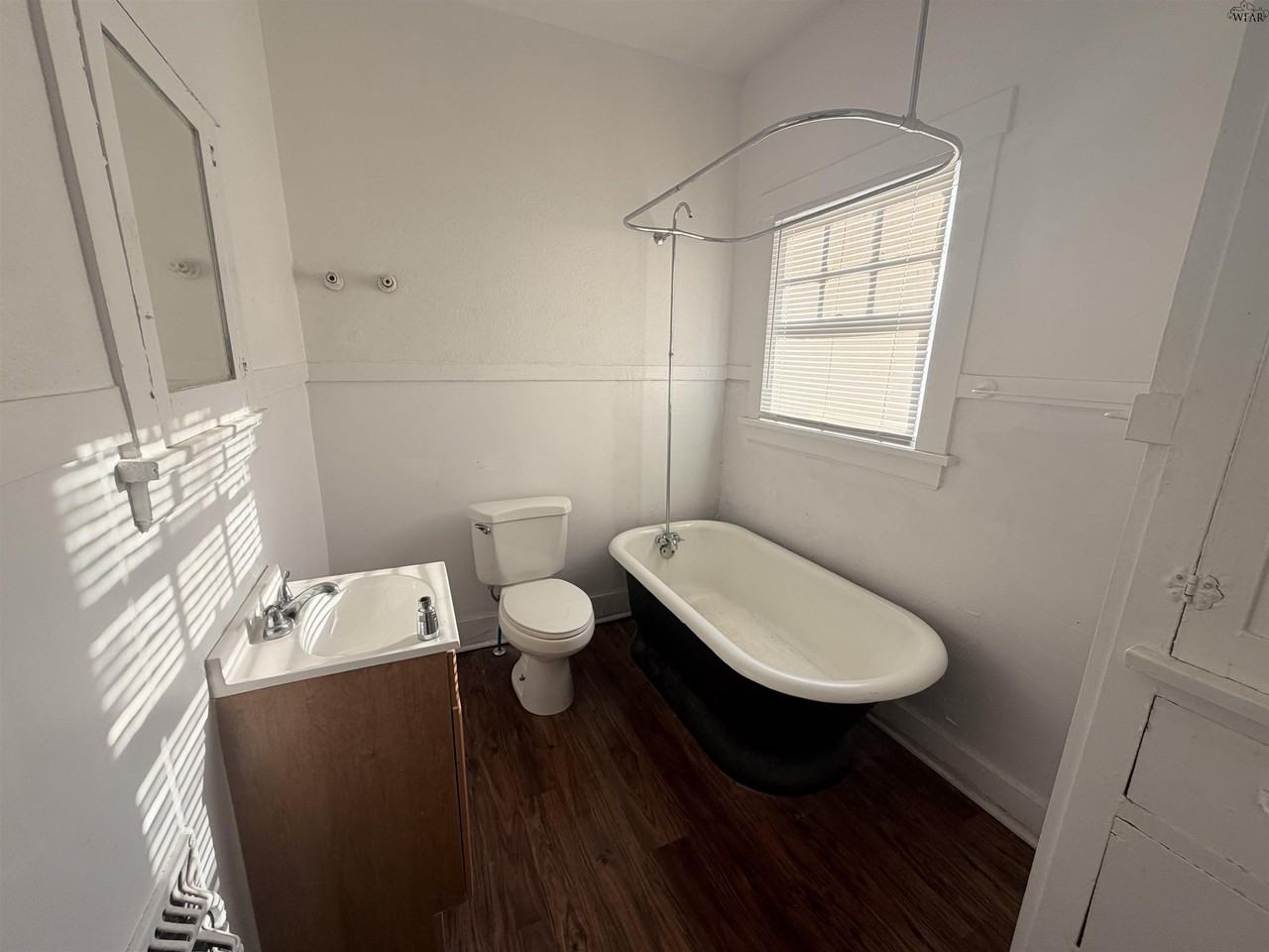 1612 Collins Ave #B - Photo 4 of 9