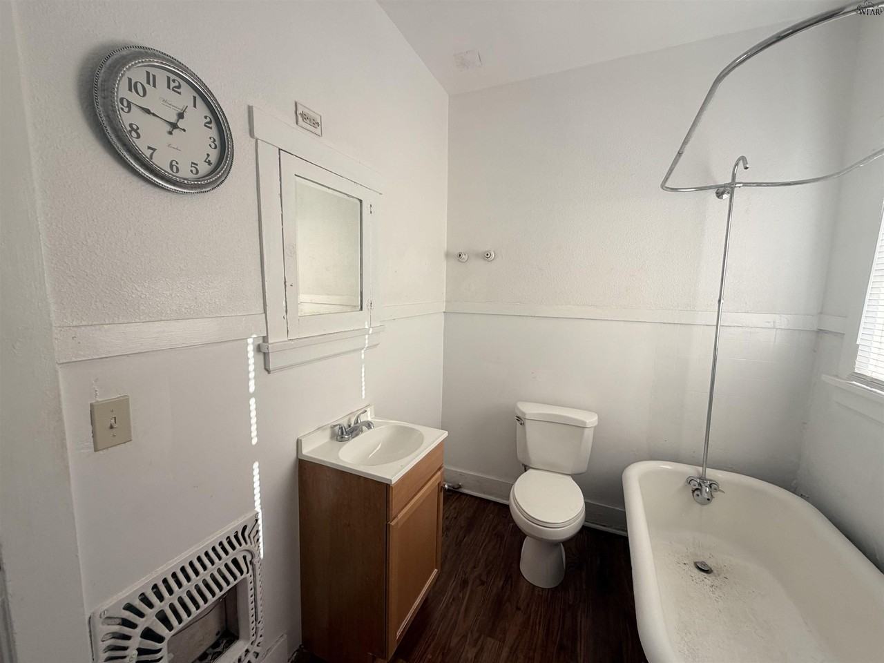 1612 Collins Ave #B - Photo 5 of 9