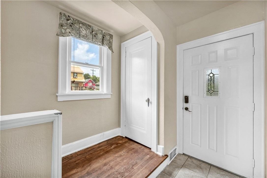616 Rossmore Ave - Photo 4 of 29