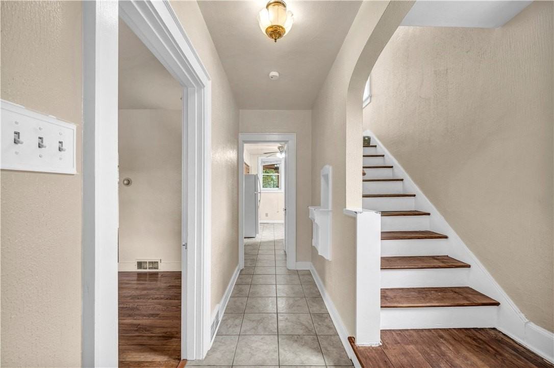 616 Rossmore Ave - Photo 5 of 29