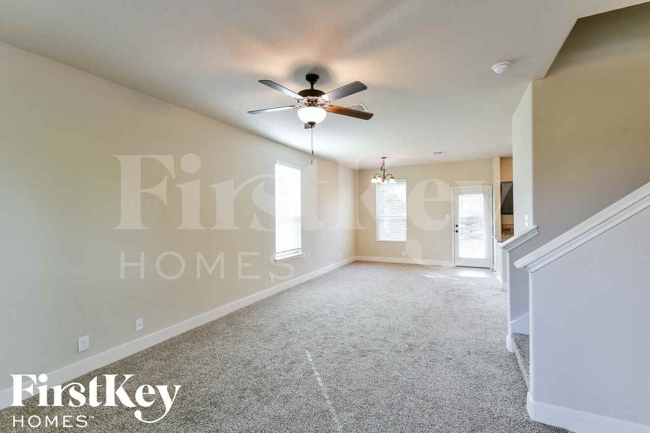 6518 Woodstock Dr - Photo 4 of 15