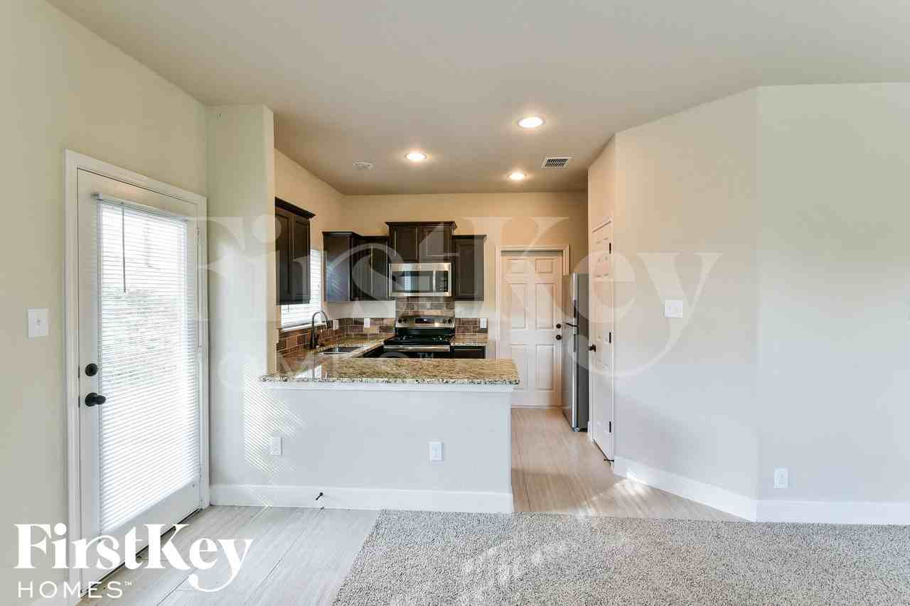 6518 Woodstock Dr - Photo 5 of 15