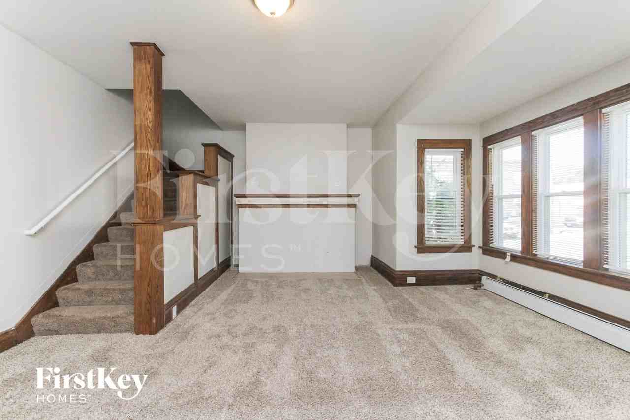 423 Jackson St - Photo 3 of 15