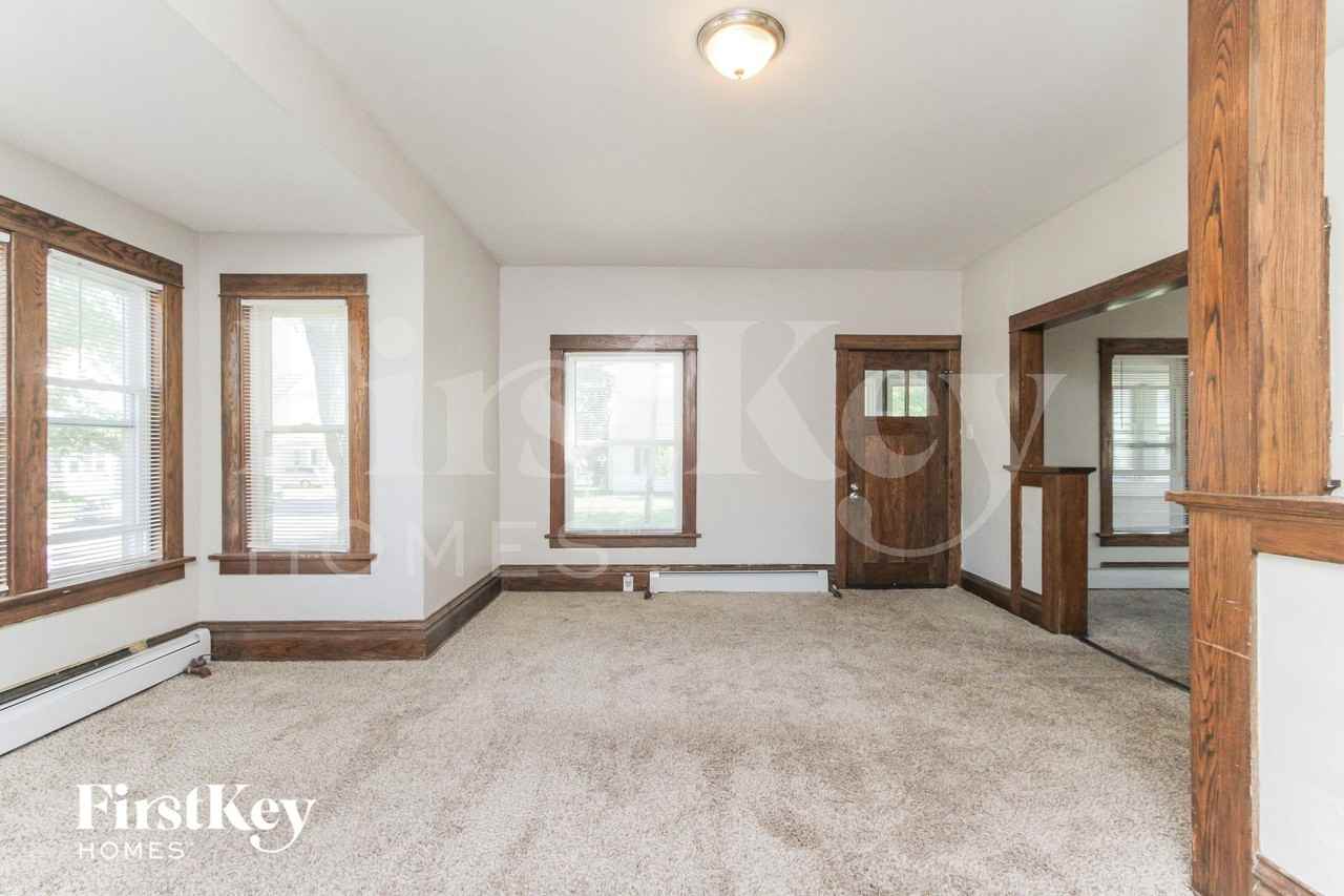 423 Jackson St - Photo 4 of 15