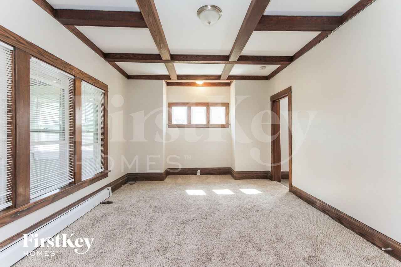 423 Jackson St - Photo 5 of 15
