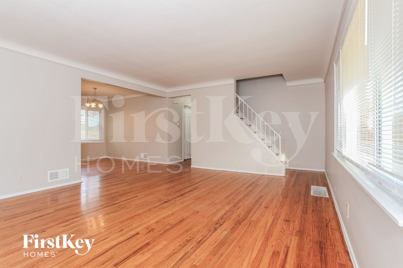 401 Ingram Rd - Photo 4 of 15