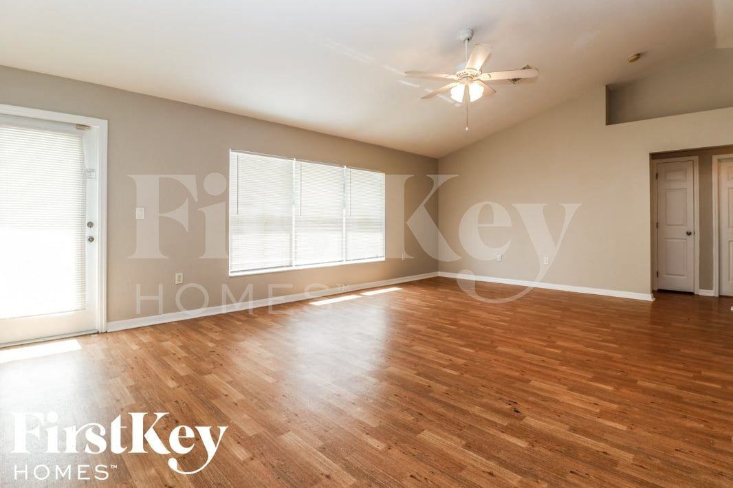 324 Lillon Ave S - Photo 3 of 15