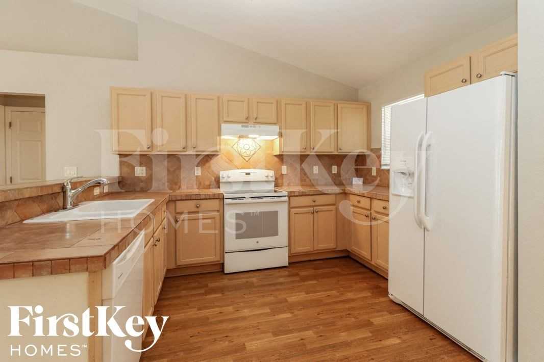 324 Lillon Ave S - Photo 6 of 15