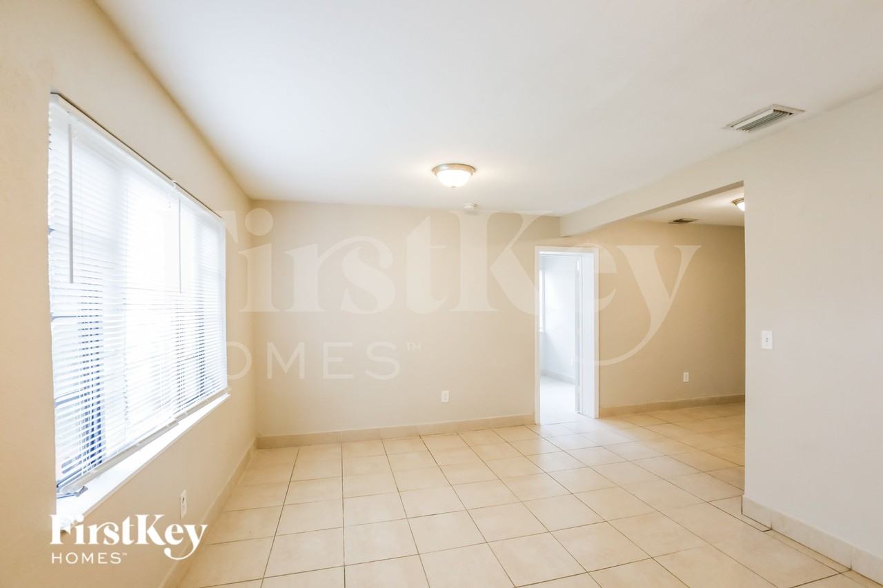 1501 Nw 89th St - Photo 2 of 16