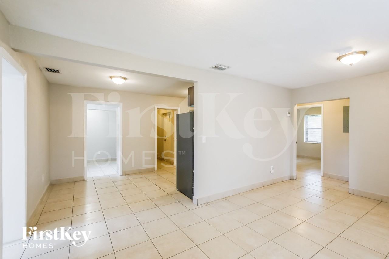 1501 Nw 89th St - Photo 3 of 16