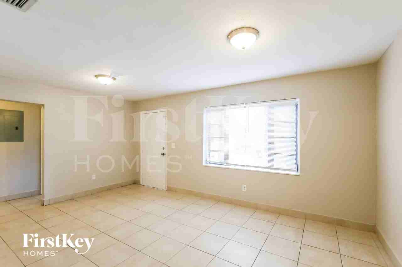 1501 Nw 89th St - Photo 4 of 16