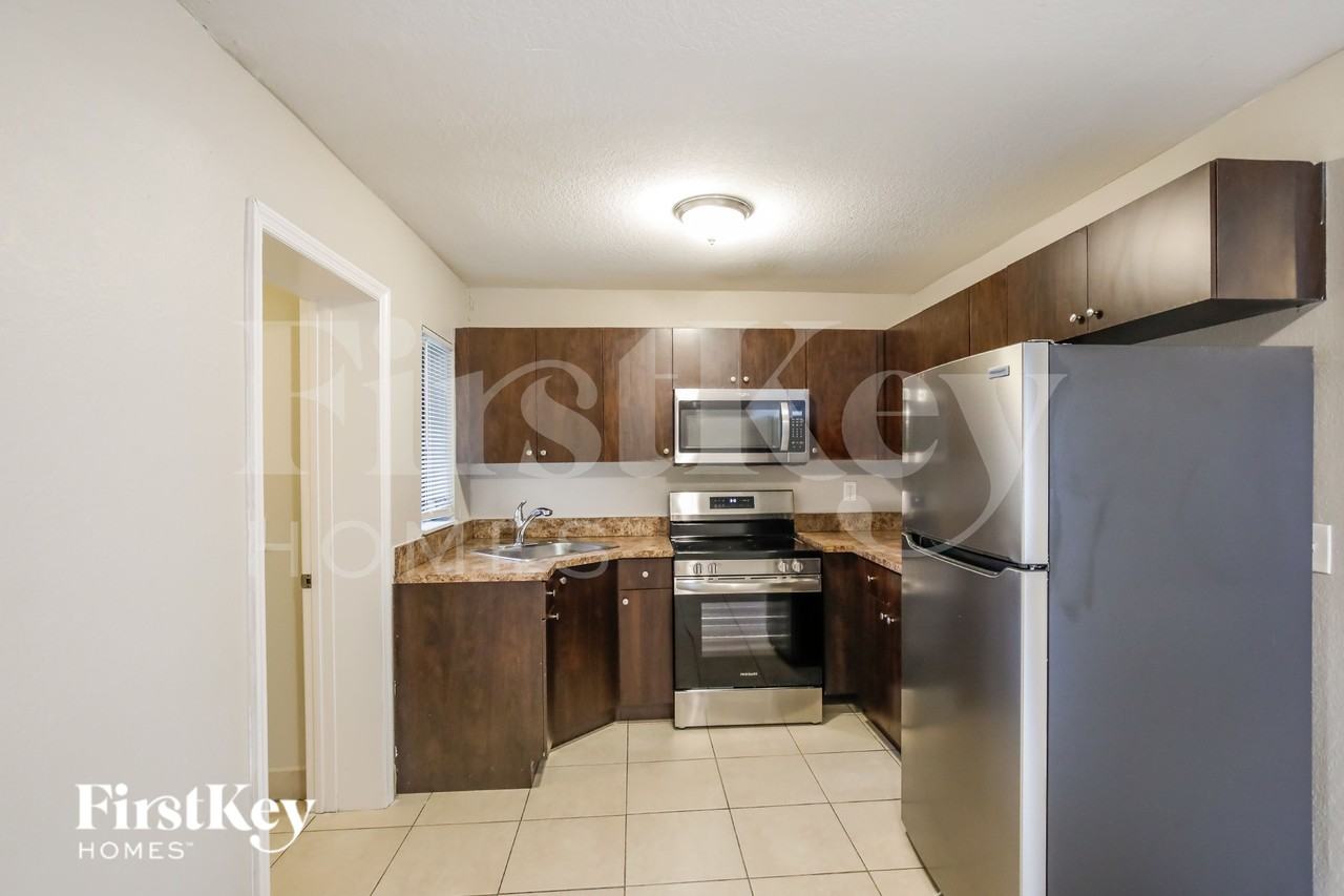 1501 Nw 89th St - Photo 5 of 16