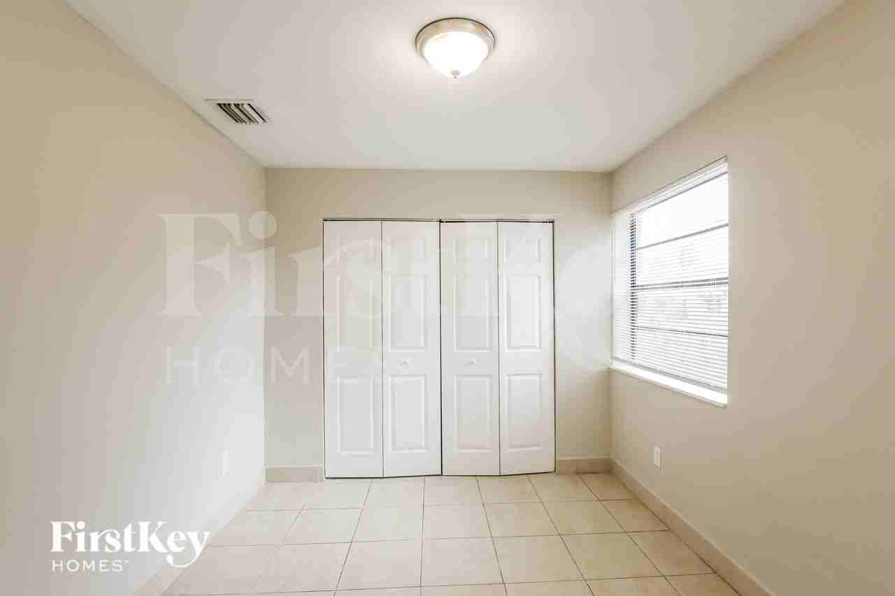 1501 Nw 89th St - Photo 6 of 16