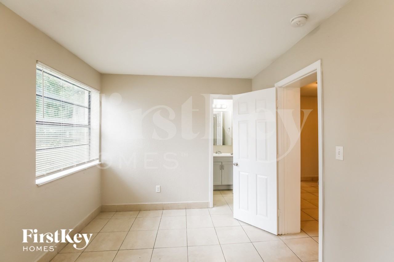 1501 Nw 89th St - Photo 7 of 16