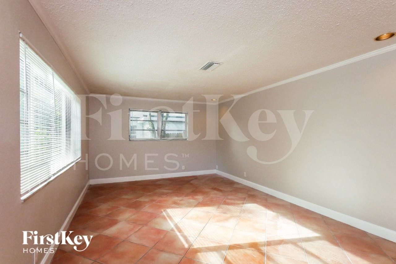 120 Sw 7th Ter - Photo 4 of 16