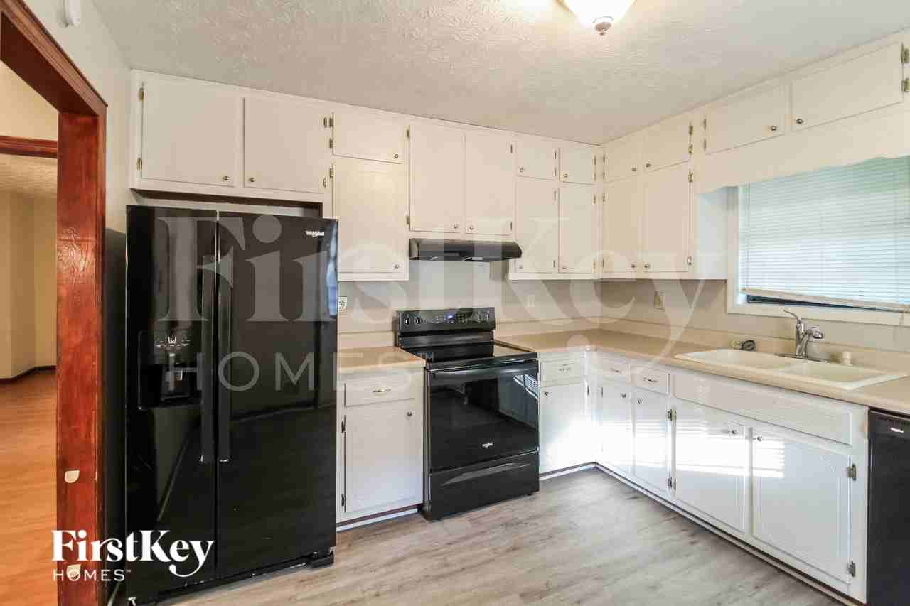 1070 Oak Grove Cir - Photo 5 of 16