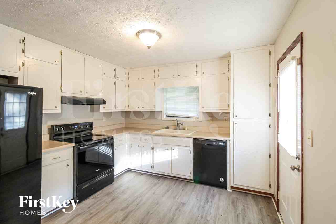 1070 Oak Grove Cir - Photo 6 of 16