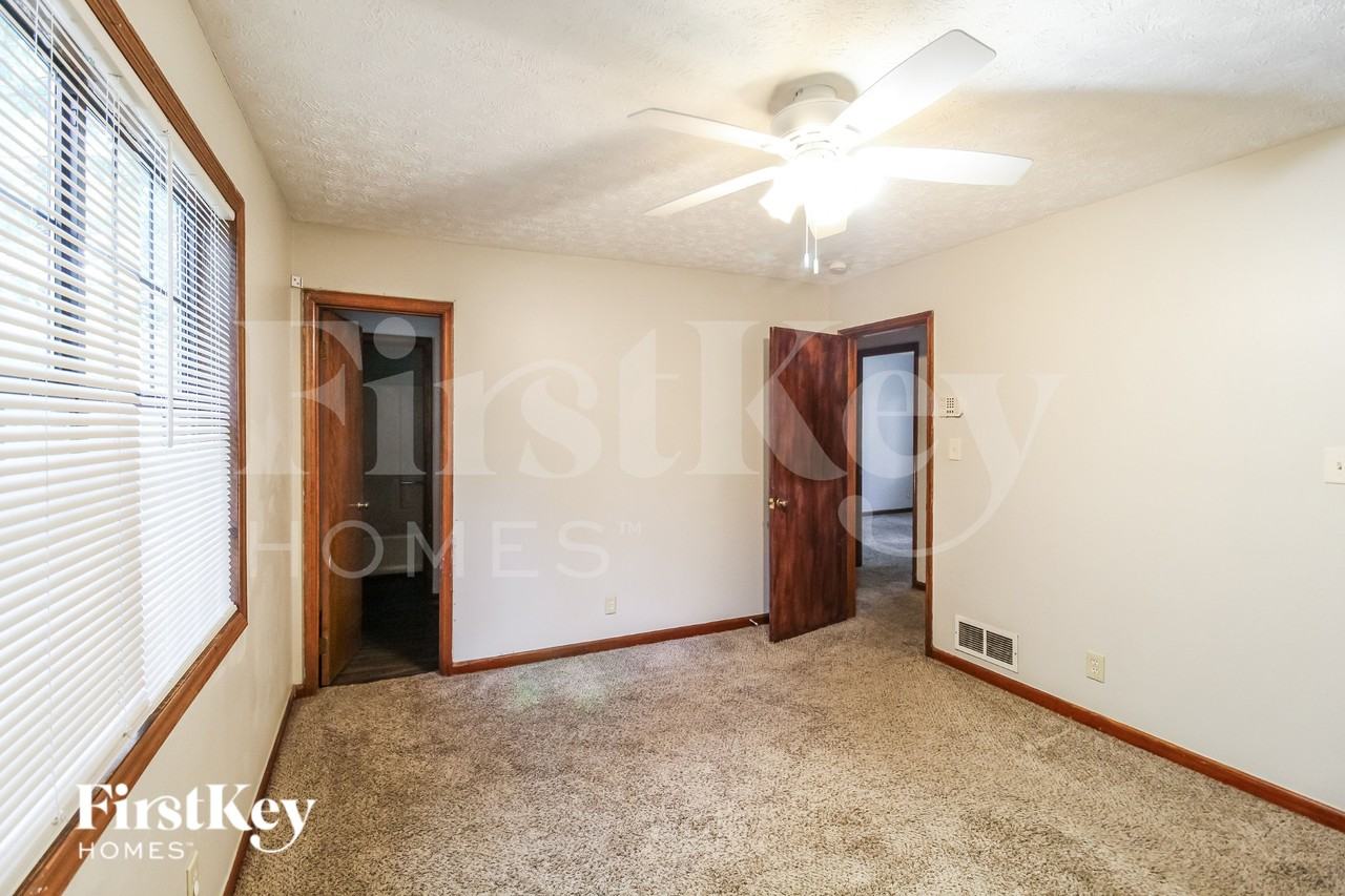 1070 Oak Grove Cir - Photo 7 of 16